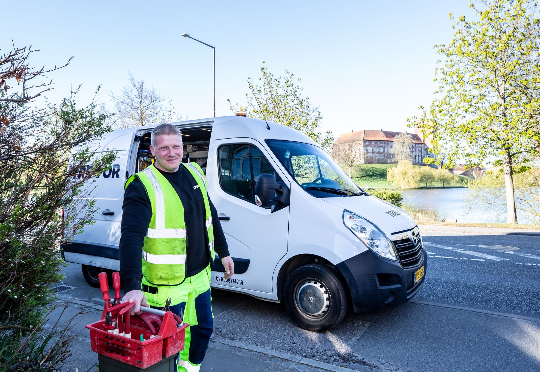 Tim servisera ispred servisnog vozila u Splitu